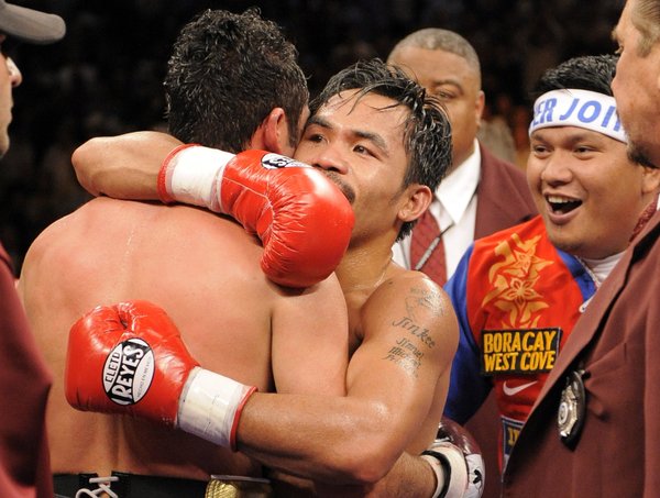 Oscar De La Hoya, left, hugs Manny Pacquiao after their ...