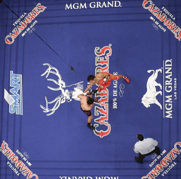 Oscar De La Hoya and Manny Pacquiao trade punches in ...