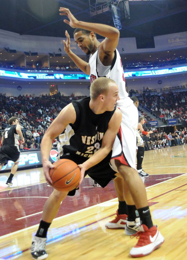 Rene Rougeau of UNLV towers over David Kool of Western ...