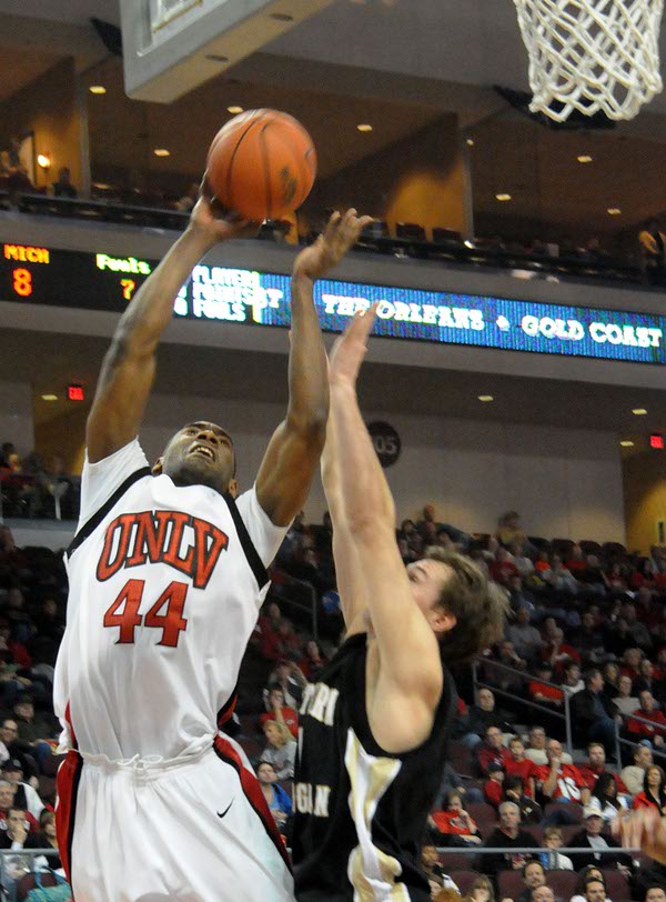 Darris Santee lays in it for two at the Orleans ...