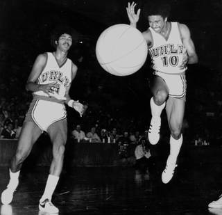 UNLV's Robert Smith, right, ran the point for the 