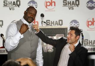 Shaquille O'Neal, left, poses with boxer Oscar De La Hoya during a news conference for the ABC television series 