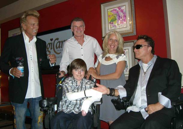 Siegfried & Roy flank the Dunn family during the MagiCares fundraiser at The Orleans.