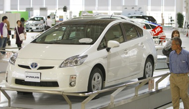 There's a little something extra for car buyers who have their hearts set on top fuel mileage in the Toyota Prius. But they'd better not get tired of the car's wedge shape.