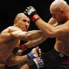 Brandon Vera, left, throws a punch at Keith Jardine, during their Ultimate Fighting Championship Lig