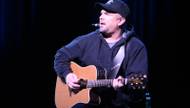 There is no plug to pull in Garth Brooks’ acoustic show at Encore Theater, but he’s packing the guitar and heading out of Las Vegas. 