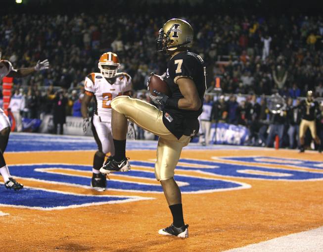 Idaho's Preston Davis makes the catch on a 2-point conversion against Bowling Green with in the closing seconds of the Humanitarian Bowl NCAA college football game Wednesday, Dec. 30, 2009, in Boise, Idaho. Idaho defeated Bowling Green 43-42.