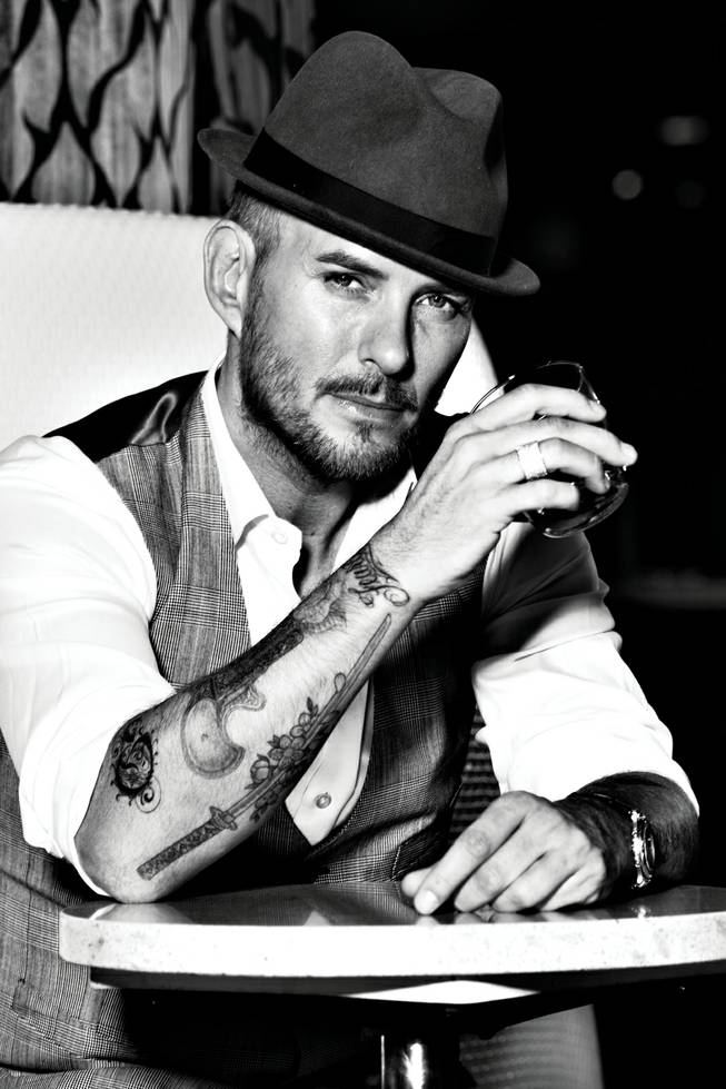 British singer/songwriter Matt Goss has inked a deal with Caesars Palace that places him and his retro-chic show in the lounge called Cleopatra's Barge.