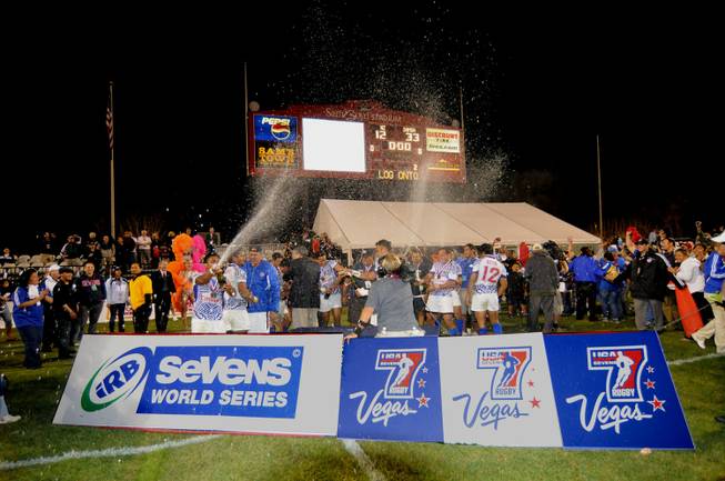 The Samoan sevens rugby team celebrates its championship victory in ...