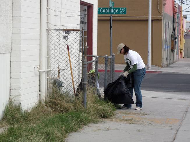 Beth Mundo helps Stefanie Peck, left, pick up trash in the Arts District on Saturday as part of the Great Las Vegas Cleanup.