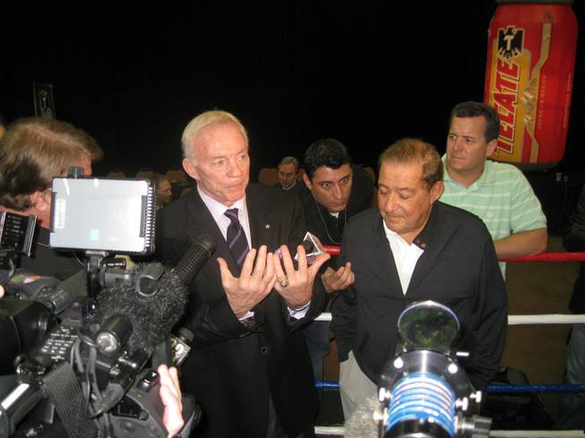 Jerry Jones and Bob Arum, sorting it out early in fight week.