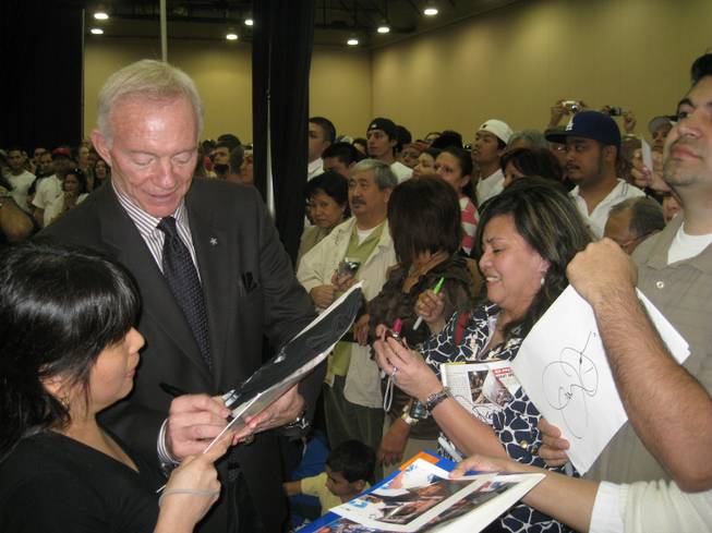 Jerry Jones meets and scrawls for a few of the more than 1,000 fans who showed up for Manny Pacquiao's open workout today at the Gaylord Texan.