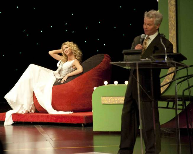 Kristen Dalton, Miss USA 2009, helps announcer David Ruprecht show ...