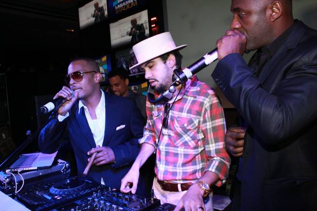 T.I., DJ Cassidy and Idris Elba perform at the Las ...