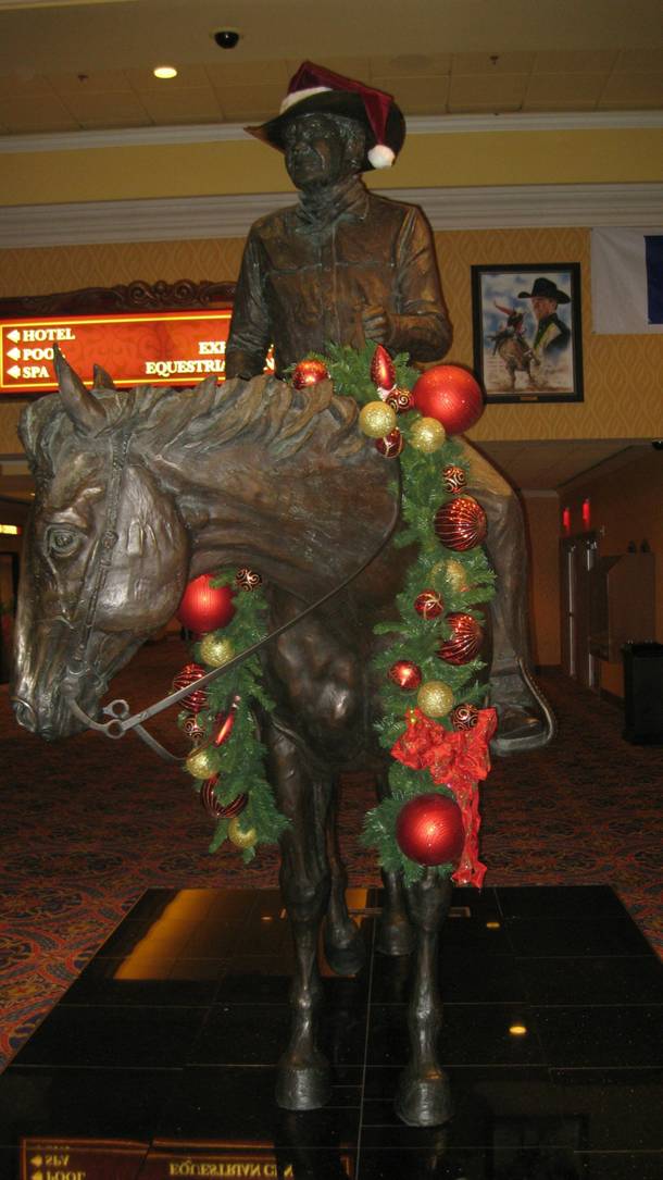The vaunted Benny Binion statue ... in the holiday spirit.