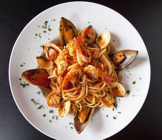 Family-owned Luna Rossa has pasta aplenty, plus antipasti, a long list of thin-crust pizzas, seafood or mushroom risotto and more. 