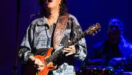 Performing at House of Blues at Mandalay Bay, Carlos Santana delivered on his promise to make his new Las Vegas engagement a more intimate affair.