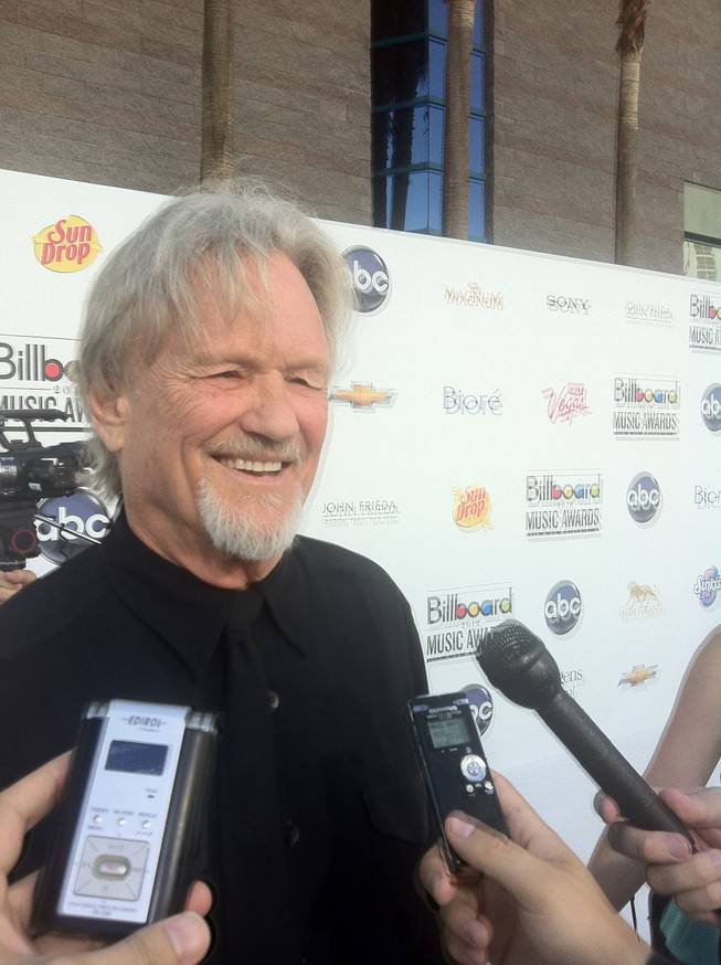 Kris Kristofferson talks up Taylor Swift on the red carpet of the 2012 Billboard Music Awards.