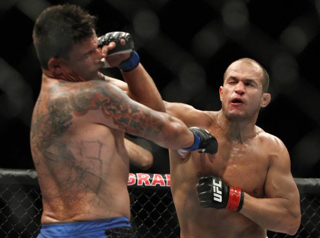 Junior dos Santos defeats Frank Mir in UFC 146