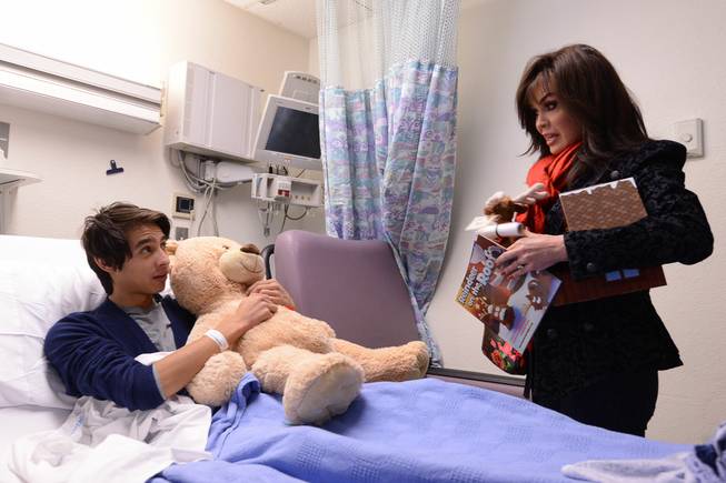 Flamingo headliner Marie Osmond hands out Christmas gifts to pediatric ...