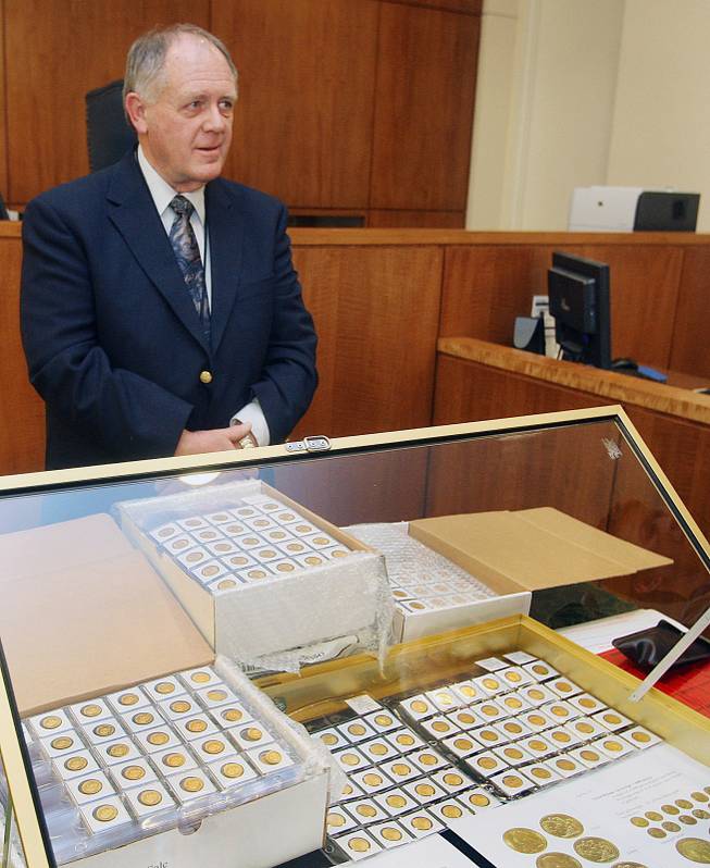 Howard Herz, the appraiser who valued Walter Samaszko Jr.'s collection at $7.4 million, is shown at an auction in a small Carson City courtroom, Feb. 26, 2013.