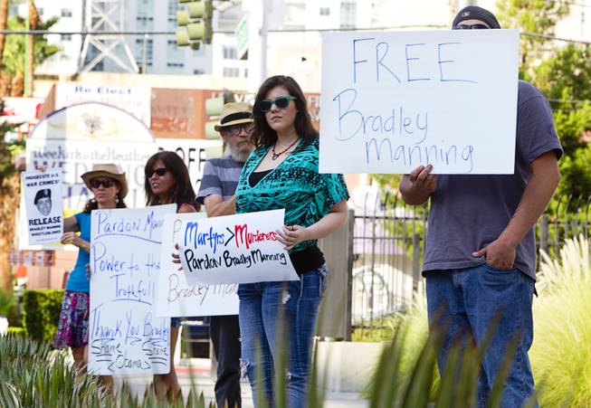 Picketers Show Support For Bradley Manning