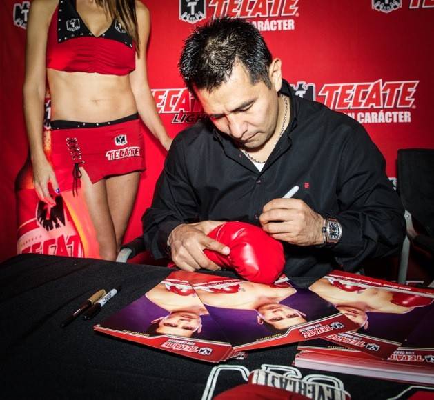 Marco Antonio Barrera signs autographs at a pre-fight party hosted ...