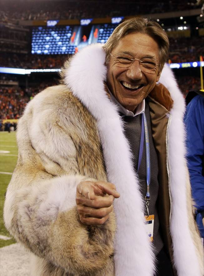 Former New York Jets quarterback “Broadway” Joe Namath poses before the NFL Super Bowl XLVIII football game between the Seattle Seahawks and the Denver Broncos, Sunday, Feb. 2, 2014, in East Rutherford, N.J.