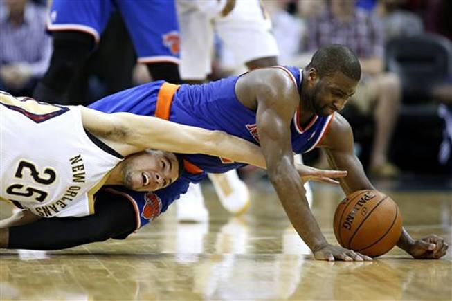 New York Knicks point guard Raymond Felton, right, and New Orleans Pelicans shooting guard Austin Rivers (25) go for a loose ball during the second half of an NBA basketball game in New Orleans, Wednesday, Feb. 19, 2014. The Knicks won 98-91.