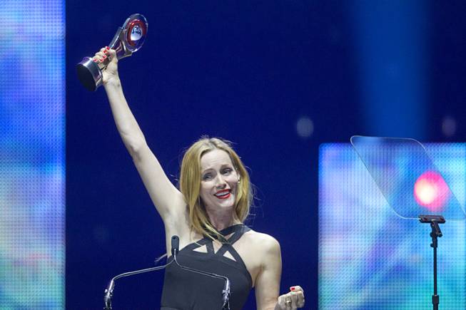 Comedy Star of the Year Leslie Mann holds up her award at the Big Screen Achievement Awards during CinemaCon, the official convention of the National Association of Theatre Owners, at Caesars Palace Thursday, March 27, 2014.