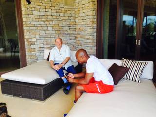 Robin Leach tours the Las Vegas homes of Floyd Mayweather Jr. for a Showtime special.