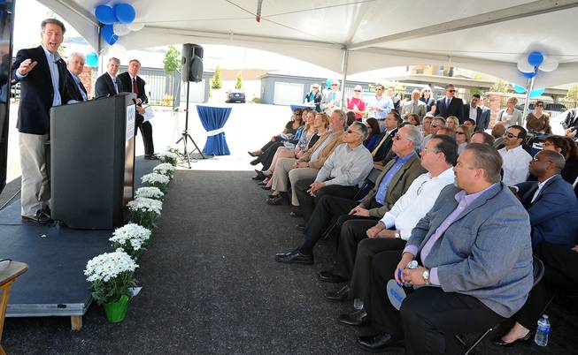 Pat Esser, President of Cox Communications, left, speaks to a gathered crowd Thursday, May 22, 2014 at a Henderson construction site to announce his company's plans to begin gigabit speed internet service.