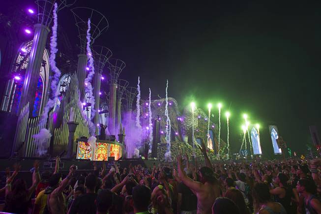 An entertainer performs between sets at the kineticFIELD stage during the final day of the 2014 Electric Daisy Carnival (EDC) at the Las Vegas Motor Speedway Sunday, June 22, 2014.