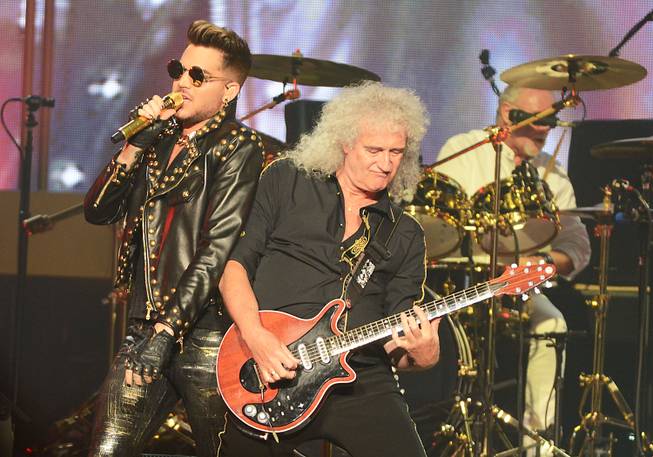 Queen (Brian May and Roger Taylor) + Adam Lambert perform ...