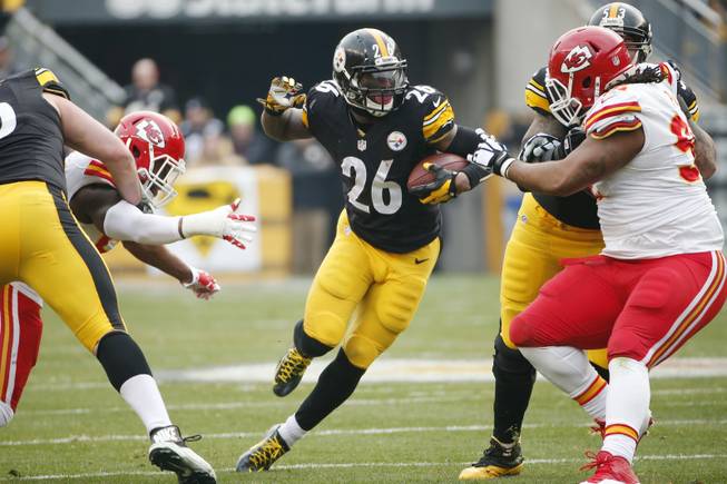 Pittsburgh Steelers running back Le'Veon Bell (26) carries the ball during the first half of an NFL football game against the Kansas City Chiefs in Pittsburgh, Sunday, Dec. 21, 2014.