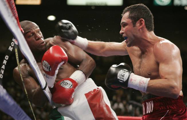 Floyd Mayweather Jr.,left, of the U.S. avoids a punch from Oscar De La Hoya, right, of the U.S. during their WBC super welterweight fight at the MGM Grand Garden Arena in Las Vegas, Nevada May 5, 2007. STEVE MARCUS / LAS VEGAS SUN