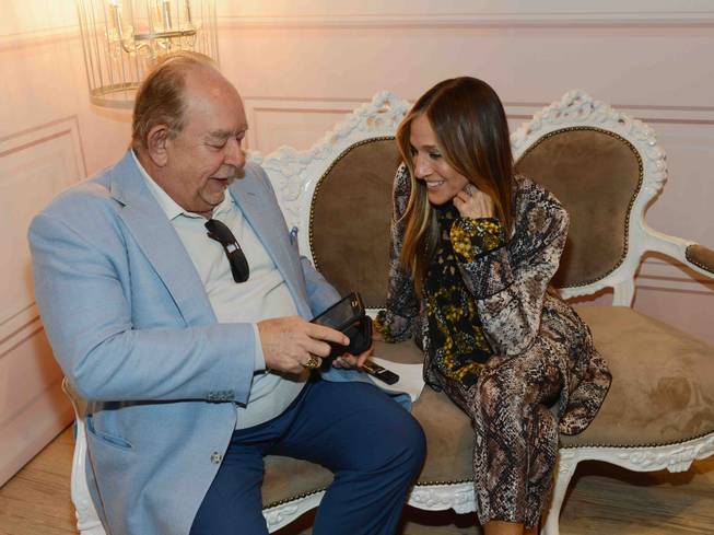 Robin Leach interviews Sarah Jessica Parker during her launch of ...