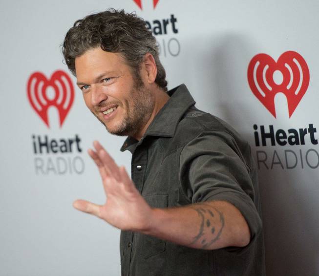 Blake Shelton arrives at the 2015 iHeartRadio Music Festival red ...