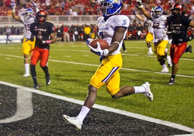 San Jose State's Tyler Ervin, 7, eases into the end zone to take the lead from UNLV late during their game at Sam Boyd Stadium on Saturday, October 10, 2015.