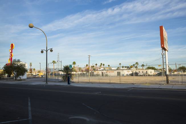 A look at an empty and fenced in lot on the southwest corner of Fremont Street and 9th Street, Nov. 17, 2015.