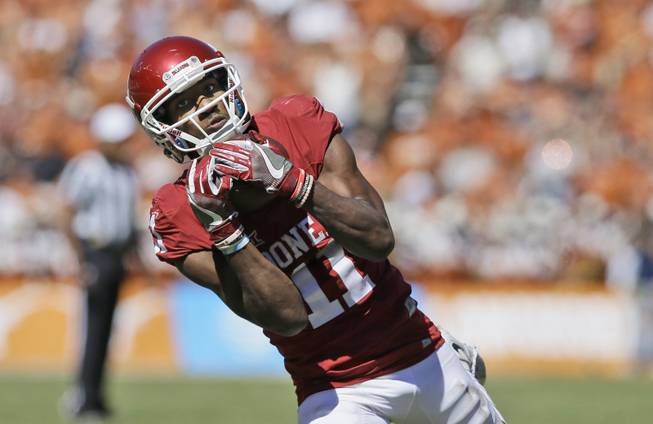 Oklahoma wide receiver Dede Westbrook (11) pulls in a touchdown pass during the second half of an NCAA college football game against Texas in Dallas Saturday, Oct. 8, 2016. 