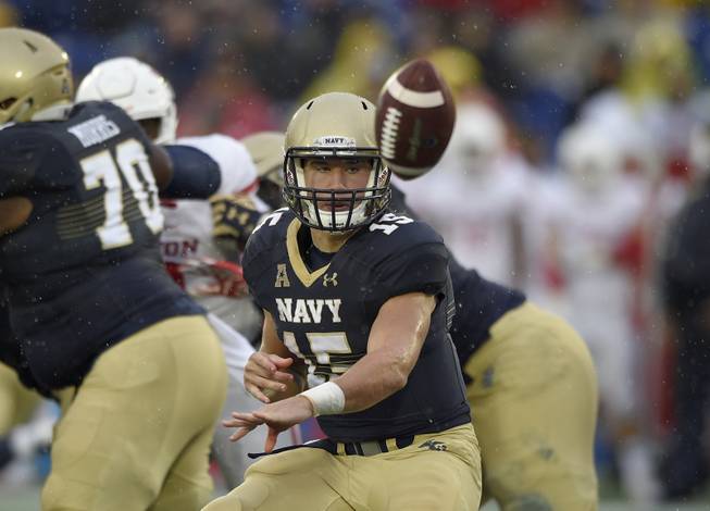 Navy quarterback Will Worth (15) pitches the ball during the first half of an NCAA football game against Houston, Saturday, Oct. 8, 2016, in Annapolis, Md. 