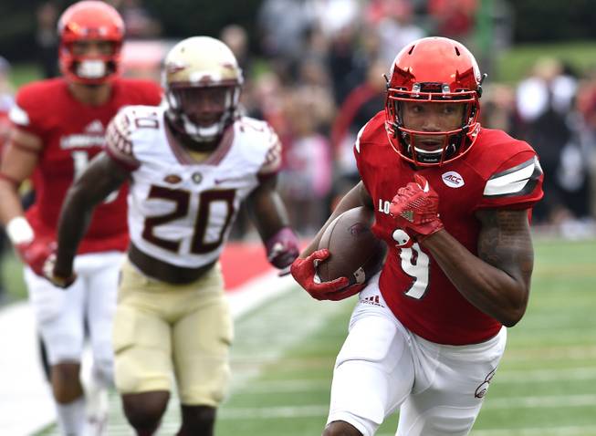 Louisville's Jaylen Smith (9) attempts to outrun the pursuit of Florida State's Trey Marshall (20) during the first quarter of an NCAA college football game, Saturday, Sep. 17, 2016 in Louisville Ky. 