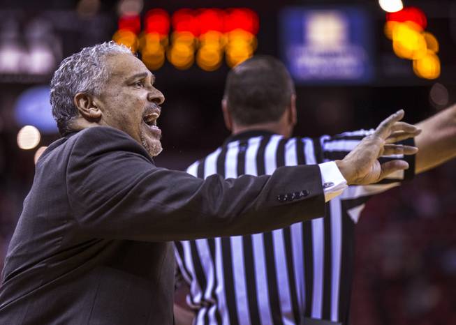 UNLV edges out Air Force Basketball