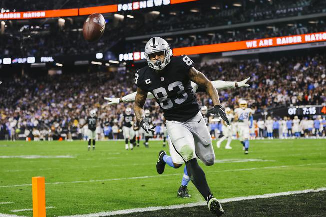 Las Vegas Raiders tight end Darren Waller (83) misses a pass during the second half of an NFL football game against the Los Angeles Chargers at Allegiant Stadium Sunday, Jan. 9, 2022.