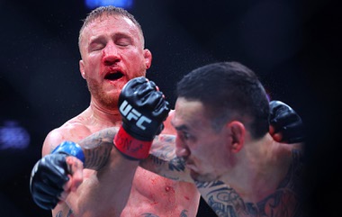 Max Holloway, right, knocks out Justin Gaethje in the fifth round of a lightweight bout during UFC 300 at T-Mobile Arena Saturday, April 13, 2024, in Las Vegas.