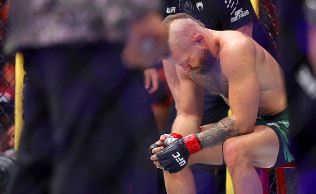 McGregor Loses combat  Due to Knee Injury