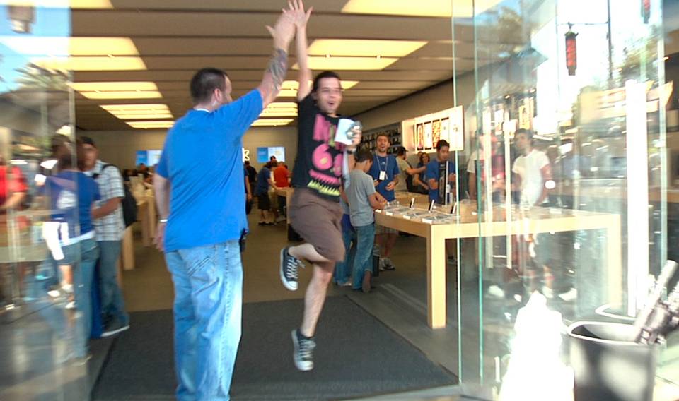 iPhone 4 Launches as Hundreds Wait