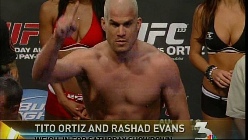 Tito Ortiz and Rashad Evans weigh in for UFC 133 bout