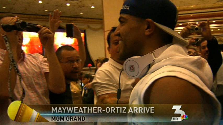 Boxers Mayweather, Ortiz make grand enterence